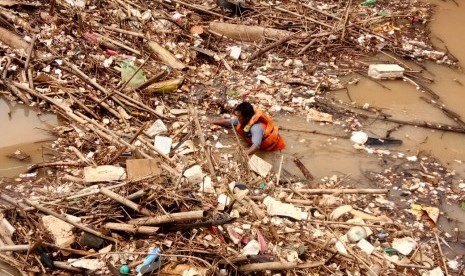 Tumpukan sampah bambu kembali ditemukan di sungai Cikeas, Bendung Koja, perbatasan Desa Bojongkulur, Kabupaten Bogor dengan Kelurahan Jatiasih, Kota Bekasi, Senin (26/11). Diperkirakan total sampah bambu tersebut mencapai 18 ton. 