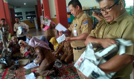 Pengajar SMP Negeri 2 Tarakan, Kalimantan Utara. Tarakan mulai liburkan sekolah untuk mengantisipasi penyebaran dan penularan corona.