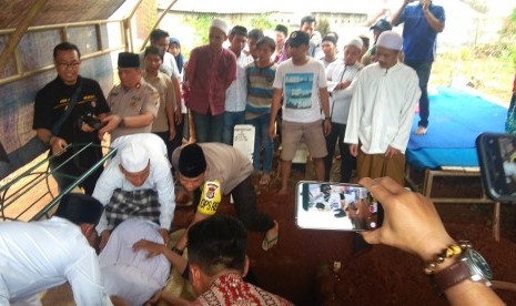 Proses pemakaman santri korban kecelakaan di TPU Karang Mulya, Kecamatan Karang Tengah, Kota Tangerang, Senin (26/11).