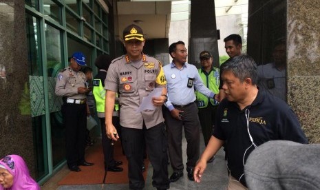 Kapolres Metro Tangerang Kota Kombes Pol Harry Kurniawan saat mengunjungi RS Sari Asih, Ciledug, Kota Tangerang, Senin (26/11)