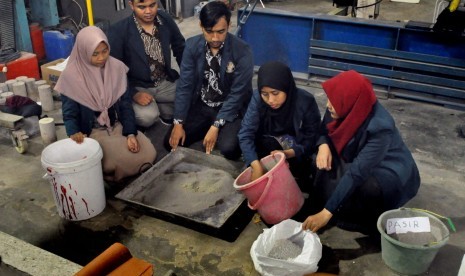 Lima mahasiswa Undip menunjukkan hasil karya genting styrofoam di Laboratorium Teknik Sipil Undip, kompleks kampus Undip, Tembalang, Kota Semarang, Senin (26/11).