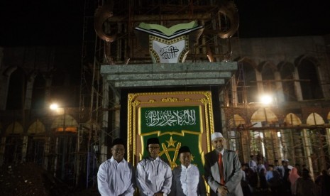 Tugu santri di kompleks Masjid Agung Karawang, didedikasikan untuk perjuangan ulama dan santri.