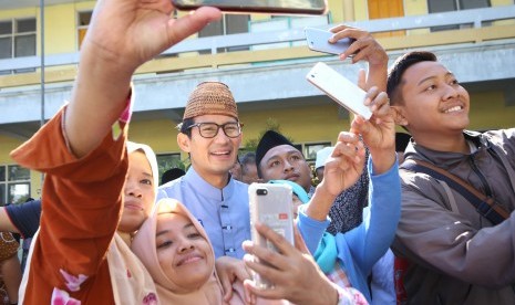 Vice Presidential Candidate number 02 Sandiaga Salahudin Uno foto (center)