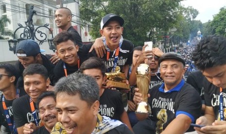 Bobotoh menyambut rombongan Persib U-19 di Jalan Pajajaran, Kota Bandung, Selasa (26/11).