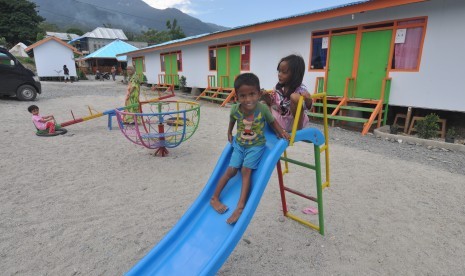 Sejumlah anak-anak pengungsi korban gempa, tsunami dan likuifaksi bermain di sekitar selter atau hunian sementara mereka di kawasan Integrated Community Shelter (ICS) bantuan Aksi Cepat Tanggap (ACT) di Kelurahan Duyu, Palu, Sulawesi Tengah, Rabu (28/11/2018).