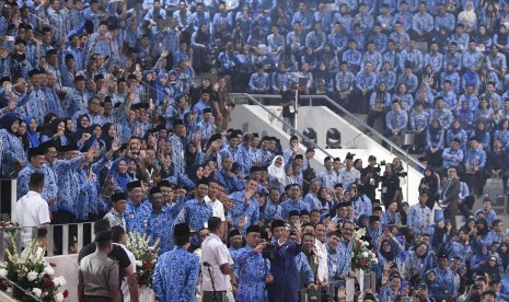 Presiden Joko Widodo (tengah) berswafoto dengan Aparatur Sipil Negara (ASN) saat peringatan Hari Ulang Tahun Korps Pegawai Republik Indonesia (KORPRI) ke-47 di Istora Senayan, Jakarta, Kamis (29/11/2018).