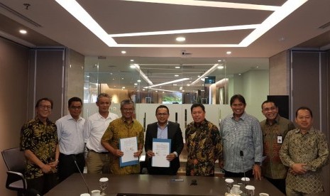 Direktur Utama PTPN VII M Hanugroho bersama Direktur Utama PT Kapebe Chakra Rachmat Badrudin bersama Direktur Utama PTPN Grup usai penandatangan kerja sama operasional (KSO) PTPN VII dan PT Kapebe Chakra untuk pengelolan dan pengembangan teh Dempo Pagaralam, Jumat (30/11).