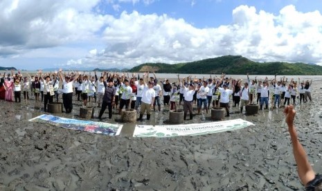 Mahasiswa penerima beasiswa Bank Indonesia (BI) yang tergabung dalam Generasi Baru Indonesia (GenBI) Nusa Tenggara Barat (NTB) bersama Kantor Perwakilan BI NTB menamam 3 ribu pohon mangrove di Dusun Bagek Kembar, Desa Cendi Manik, Kecamatan Sekotong, Kabupaten Lombok Barat, pada Sabtu (1/12).