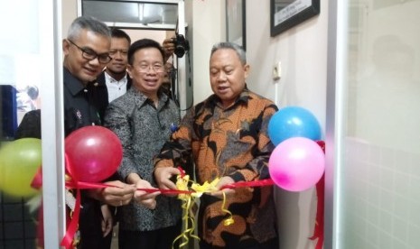 Tangerang -- Acara peresmian Galeri Investasi (GI) Bursa Efek Indonesia (BEI) di Universitas Pamulang, Tangerang, Senin (3/12). Turut hadir dalam acara adalah Kepala Pengembangan Wilayah BEI M Khadafi Mukrom (baju hitam polos), Associate Director PT Lotus Sekuritas Sanny Gunawan (baju batik hitam) dan Rektor Universitas Pamulang Dayat Hidayat (batik cokelat).