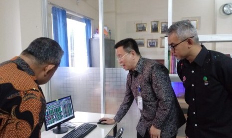  Acara peresmian Galeri Investasi (GI) Bursa Efek Indonesia (BEI) di Universitas Pamulang, Tangerang, Senin (3/12). Turut hadir dalam acara adalah Kepala Pengembangan Wilayah BEI M Khadafi Mukrom (baju hitam polos), Associate Director PT Lotus Sekuritas Sanny Gunawan (baju batik hitam) dan Rektor Universitas Pamulang Dayat Hidayat (batik cokelat). 