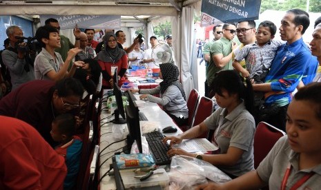 Presiden Joko Widodo (kanan) menghadiri Peringatan Hari Disabilitas Internasional Tahun 2018 di Bekasi, Jawa Barat, Senin (3/12/2018).