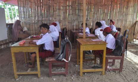 Sejumlah pelajar korban gempa dan tsunami mengikuti ujian semester di ruang kelas darurat di Sekolah Dasar (SD) Karya Thayyibah Mamboro di Palu, Sulawesi Tengah, Senin (3/12/2018). 