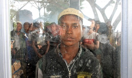 Sejumlah warga etnis Rohingya berada di Pelabuhan Kuala Idi Rayeuk, Aceh Timur, Aceh, Selasa (4/12/2018).