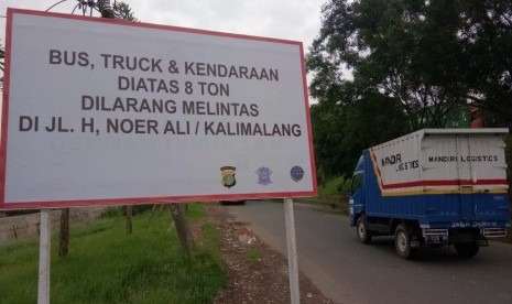 Petugas Dinas Perhubungan (Dishub) Kota Bekasi melakukan penindakan terhadap truk-truk bertonase lebih dari delapan ton di Jalan Akses Tol Kalimalang menuju Jalan Raya Kalimalang.  Penindakan dilakukan seiring larangan truk bertonase lebih delapan ton untuk melintas di Jalan Raya Kalimalang karena dinilai menyebabkan kerusakan jalan.  