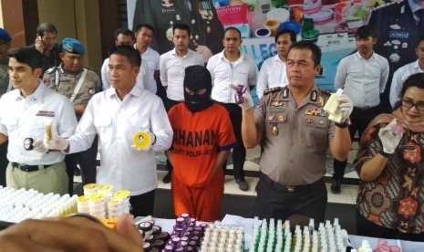 Sub Direktorat Sumber Daya Lingkungan (Subdit Sumdaling) Dit Reskrimsus Polda Jatim mengamankan seorang tersangka berinisial KIL (26), yang merupakan pengrajin kosmetik kecantikan ilegal dengan merk Derma Skin Care Beauty