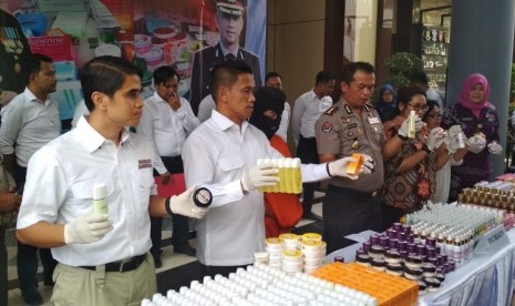 Sub Direktorat Sumber Daya Lingkungan (Subdit Sumdaling) Dit Reskrimsus Polda Jatim mengamankan seorang tersangka berinisial KIL (26), yang merupakan pengrajin kosmetik kecantikan ilegal dengan merk Derma Skin Care Beauty