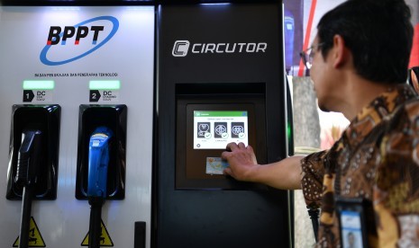 Petugas mendemonstrasikan cara pengisian kendaraan listrik di Electric Vehicle Charging Station (EVCS) di kantor BPPT, Jakarta, Rabu (5/12/2018). 