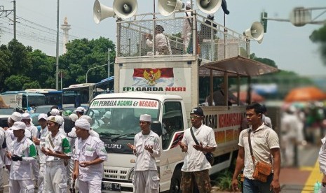 Simpatisan Habib Bahar bin Smith mengawal pemeriksaan Bahar di Bareskrim Polri, Gambir, Jakarta Pusat, Kamis (6/12).