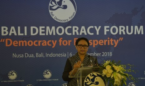 Menteri Luar Negeri Retno Marsudi menyampaikan keterangan pers sesusai pembukaan Bali Domocracy Forum 2018 di Nusa Dua, Bali, Kamis (6/12/2018).