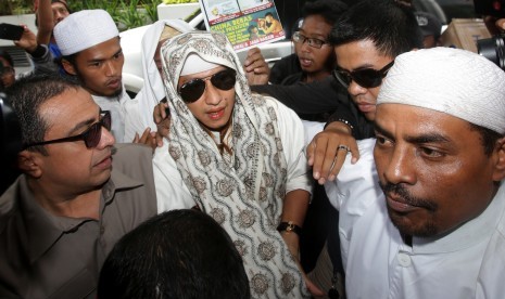 Habib Bahar bin Smith (tengah). Meski masih merasa sakit akibat luka dari penembakan, Habib Bahar tetap beri ceramah.