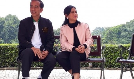 Presiden Joko Widodo dan keluarga berbincang bersama awak media di Grand Garden Cafe Kebun Raya Bogor, Jawa  Barat, Sabtu (8/12). 