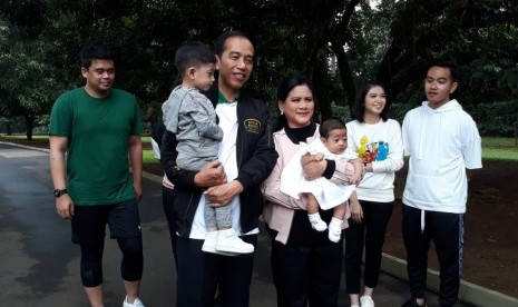 Presiden Joko Widodo jalan santai bersama keluarga di Istana Kepresidenan Bogor pagi ini, Sabtu (8/12). 