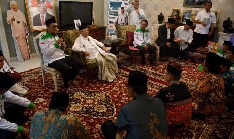 Cawapres nomor urut 01 Ma'ruf Amin (kedua kiri) menerima kunjungan Ketua Umum DPP Forum Santri Indonesia (FSI) Iwan Ari Kurnia (kiri) beserta anggota di kediamannya, Jakarta, Sabtu (8/12/2018).