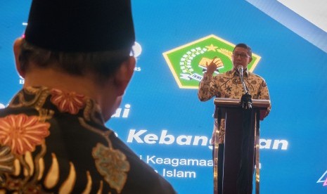 Menteri Agama Lukman Hakim menyampaikan paparan ilmiah saat acara The 2nd Islamic Higher Education Professors (IHEP) Summit 2018 di Hotel Grand Aquila Bandung, Jawa Barat, Sabtu (8/12/2018).