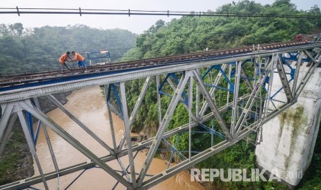 Pekerja memasang bantalan rel pada proyek pengerjaan reaktivasi jalur kereta Cianjur-Padalarang di Ciranjang, Kabupaten Cianjur, Jawa Barat, Senin (10/12/2018).