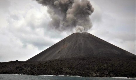 Gumpalan awan menyembur saat terjadi letusan Gunung Anak Krakatau (GAK) di Selat Sunda, Banten, Senin (10/12/2018).