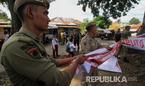 Petugas Satpol PP membongkar paksa Alat Peraga Kampanye (APK). (ilustrasi)