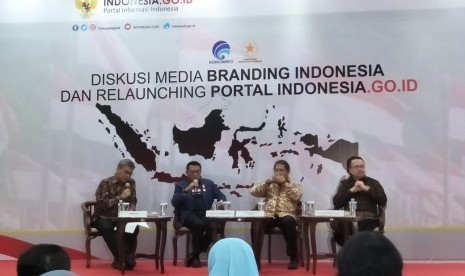 Acara diskusi media Branding Indonesia dimoderatori oleh Staf Khusus Presiden RI, Johan Budi (kiri). Hadir dalam diskusi tersebut (dari kiri ke kanan), Kepala Staf Kepresidenan RI Moeldoko, Menteri Komunikasi dan Informatika Rudiantara, dan Guru Besar UI Rhenald Kasali, Senin (10/12). I