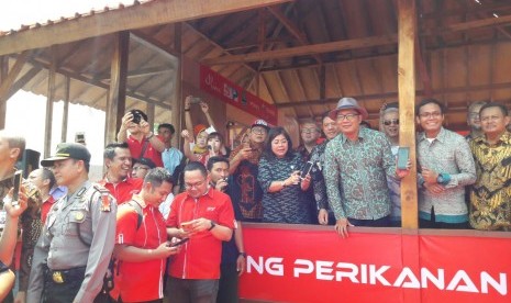 Gubernur Jabar, Ridwan Kamil meresmikan Kampung Perikanan Digital di Desa Puntang, Kecamatan Losarang, Kabupaten Indramayu, Senin  (10/12). Keberadaan kampung digital itu diharapkan bisa meningkatkan produksi dan penghasilan petambak