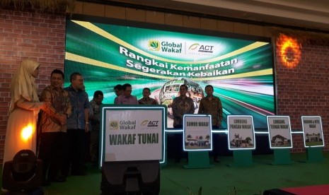 Presiden Aksi Cepat Tanggap (ACT) Ahyudin, Sekretaris Daerah (Sekda) NTB Rosiady Sayuti, Presiden Global Wakaf Foundation (GWF) Iman Akbari, Presiden Direktur Global Wakaf Corporation (GWC) Insan Nurrochman, dan Direktur Utama Bank NTB Syariah Kukuh Raharjo meluncurkan program-program wakaf andalan di Islamic Center NTB, Selasa (11/12).