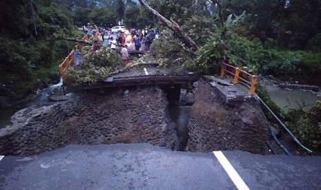 Kondisi terkini jembatan di Kayu Tanam, Padang Pariaman yang putus. Jembatan ini terletak di jalur utama Padang-Bukittinggi. 