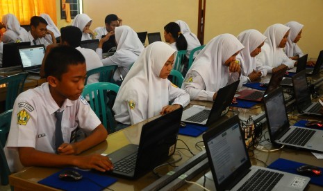 Sejumlah pelajar SMA Negeri 2 Kudus mengikuti simulasi Ujian Nasional Berbasis Komputer (UNBK) atau Computer Based Test (CBT) di Kudus, Jawa Tengah, Rabu(11/12/2018). 