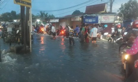 Hujan deras menyebabkan ruas jalan terendam banjir (ilustrasi) 