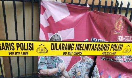 Garis Polisi yang terpasang di depan Mapolsek Ciracas, Rabu (12/12). 