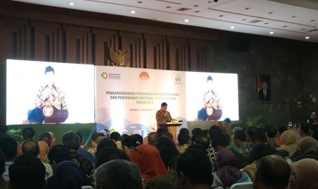 Menteri Perindustrian Airlangga Hartarto saat memberikan sambutan dalam acara Penganugerahan Penghargaan Industri Hijau dan Penyerahan Sertifikat Industri Hijau di Jakarta, Rabu (12/12). 