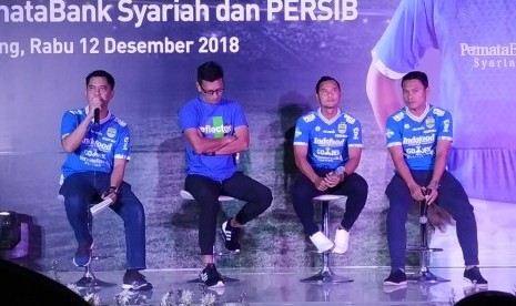 (Ki-ka) Senior Vice President Permata Bank Syariah  Rinaldi Azis, Direktur PT Persib Bandung Bermartabat Teddy Tjahyono, pemain Persib Atep Rizal dan Dedi Kusnandar di The Trans Luxury Hotel Bandung, Jalan Gatot Subroto, Kota Bandung, Rabu (12/12). 