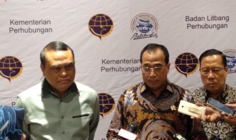 Menteri Pendayagunaan Aparatur Negara Syafruddin (kiri), Menteri Perhubuangan Budi Karya Sumadi (tengah), dan Kepala Badan Penelitian dan Pengembangan Perhubungan Sugihardjo memberikan pernyataan kepada media terkait rencana strategi Balitbang Perhubunhan di kawasan Harmoni, Jakarta Pusat, Rabu (12/12). 