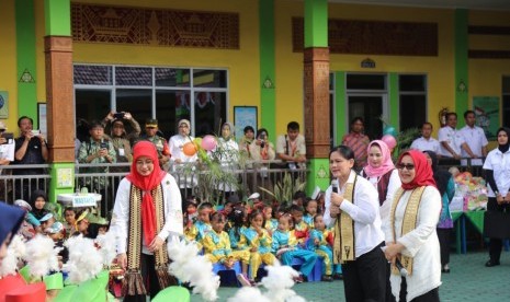 Ibu Negara Iriana Joko Widodo mengunjungi PAUD Ekadyasa, Natar, Kabupaten Lampung Selatan, Lampung, Rabu (12/12).