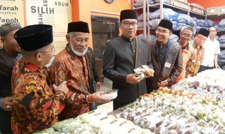 Gubernur Jawa Barat Ridwan Kamil meluncurkan Program One Pesantren One Product (OPOP), di Pondok Pesantren Al Ittifaq Kampung Ciburial Desa Alam Endah, Rancabali Kabupaten Bandung, Rabu (12/12).