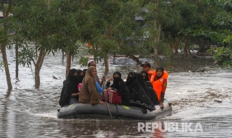 National Search and Rescue Agency (Basarnas) members evacuate Islamic boarding school students trapped by flood in Pesantren Darul Ulum, Siak Hulu, Kampar District, Riau Province, Wednesday (Dec 12).