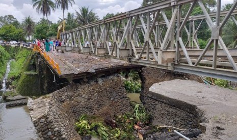 Rangka jembatan panel yang menghubungkan jalur utama Padang-Bukittinggi mulai dipasang, Kamis (13/12). 