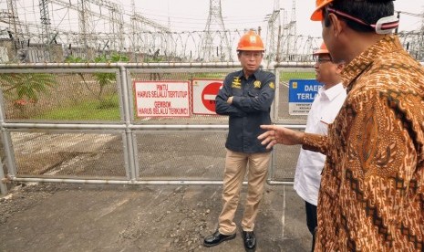 Menteri ESDM, Ignasius Jonan mendengarkan penjelasan Direktur Bisnis Regional Jawa Bagian Tengah (JBT) PLN (Persero), Amin Rosidin, saat meninjau PT PLN (Persero) Area Pelaksana Pemeliharaan (APP) Semarang- Area Pengatur Beban (APB) Jawa Tengah dan DIY, di Ungaran, Kabupaten Semarang, Kamis (13/12). 