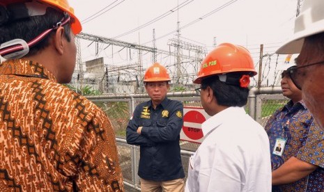 Menteri ESDM, Ignasius Jonan mendengarkan penjelasan Direktur Bisnis Regional Jawa Bagian Tengah (JBT) PLN (Persero), Amin Rosidin, saat meninjau PT PLN (Persero) Area Pelaksana Pemeliharaan (APP) Semarang- Area Pengatur Beban (APB) Jawa Tengah dan DIY, di Ungaran, Kabupaten Semarang, Kamis (13/12). 