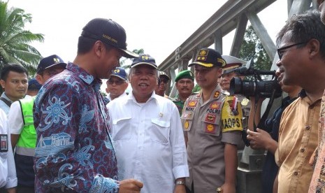 Menteri PUPR Basuki Hadimuljono meninjau pembangunan jembatan darurat di jalur utama Padang-Bukittinggi, Kamis (13/12).