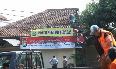 Petugas kepolisian memperbaiki kantor Polsek bekas perusakan dan pembakaran di Polsek Ciracas, di Jakarta, Kamis (13/12/2018). 