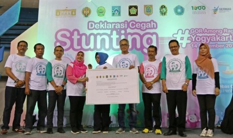 Pemda DIY menyelenggarakan Kampanye dan Deklarasi Pencegahan Stunting. Bupati Sleman membentuk tim khusus percepatan penurunan stunting.